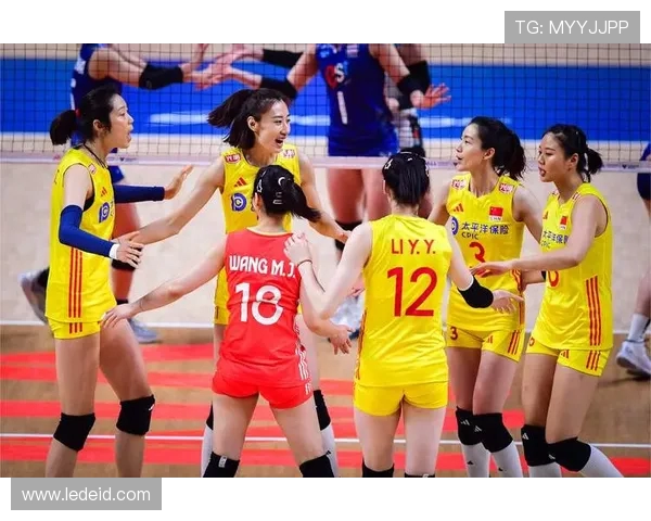 中国女排横扫泰国夺亚洲杯冠军 赛后主教练与球员分享胜利喜悦