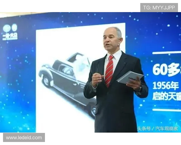 聚焦足球运动员职业生涯转折历程与赛场拼搏精神全景观察之路篇章