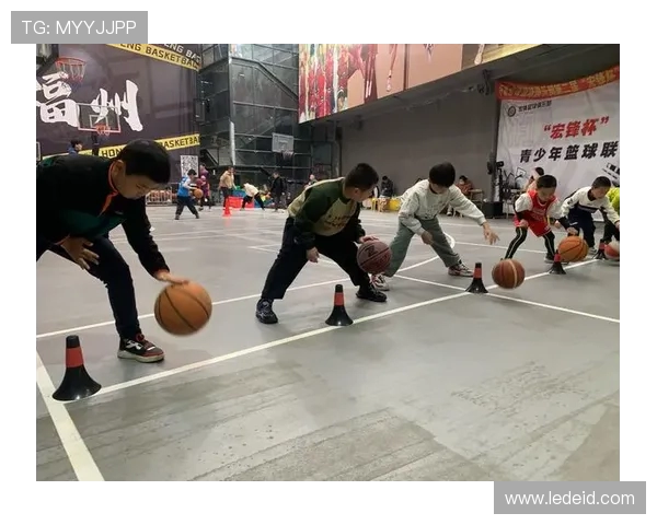 篮球技巧与战术的全面解析：从基础训练到进阶策略的全方位探索